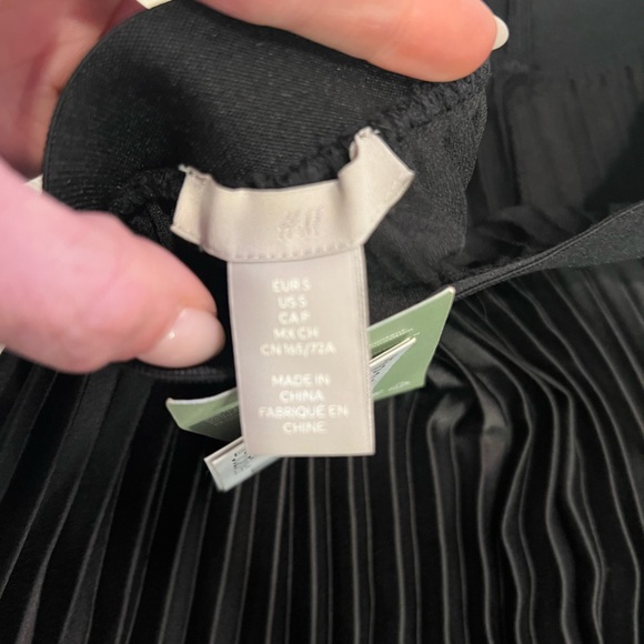 H&M Black A-Line Pleated Skirt - Picture 4 of 7